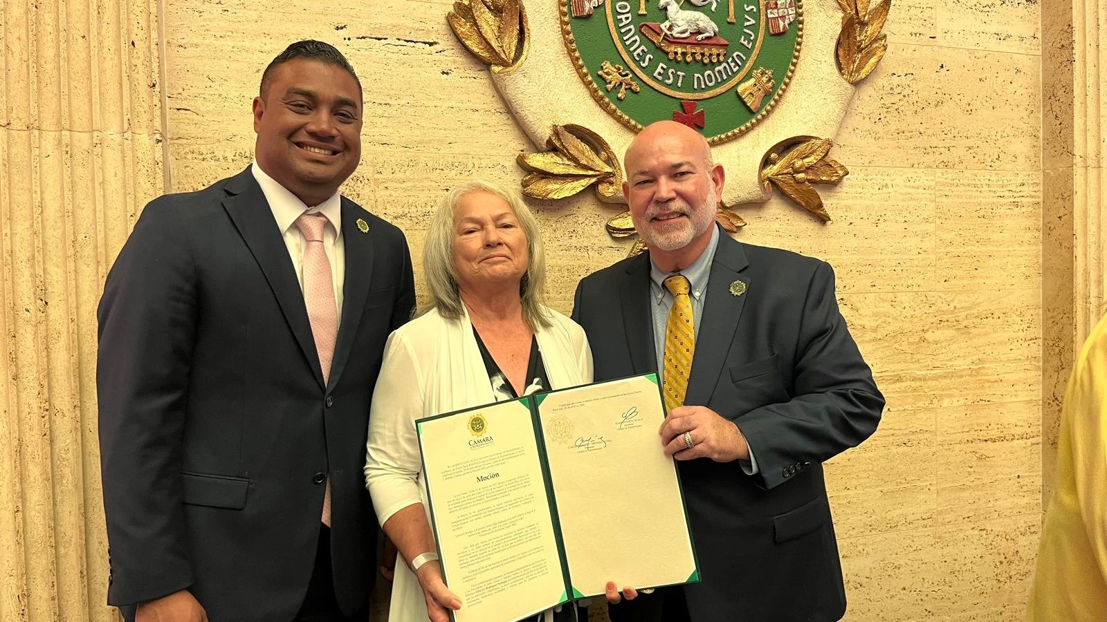 Reconocen a Elba Iris Rodríguez Santiago como ejemplo de amor, resiliencia y servicio público en la Sesión Especial de las Madres